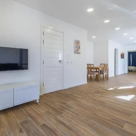 2 Bedroom Apt 12 *