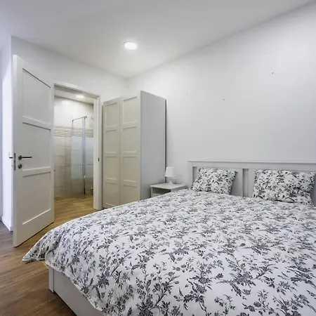 2 Bedroom Apt 12 公寓
